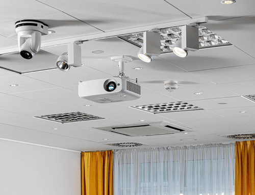Beamer oder Display im Konferenzraum – was ist besser?