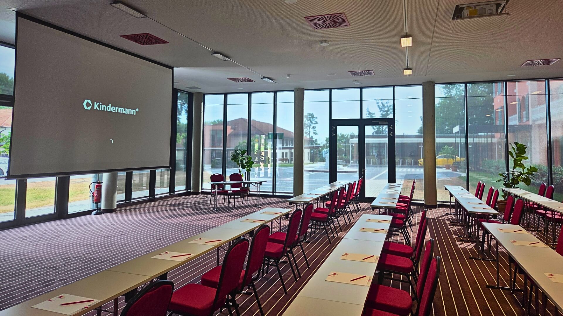 KIM Hotel im Park Dresden - Konferenzraum mit Leinwand und Stühlen